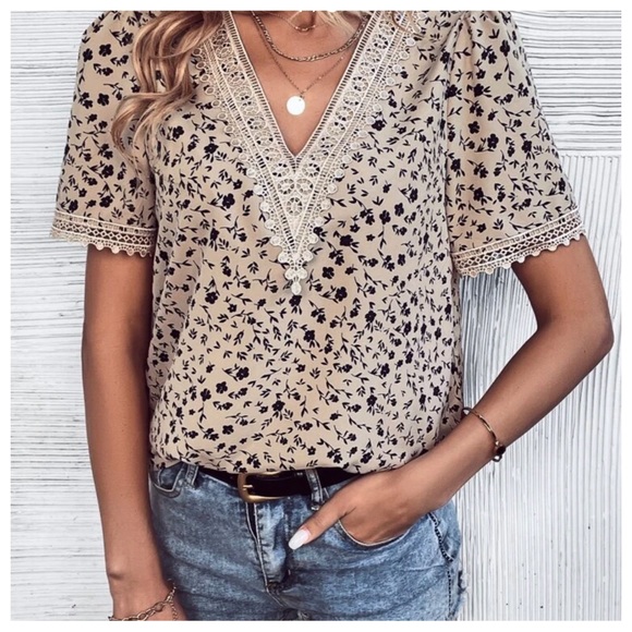 Boho Ditsy Floral print Puff sleeve top with lace detail - Picture 2 of 5